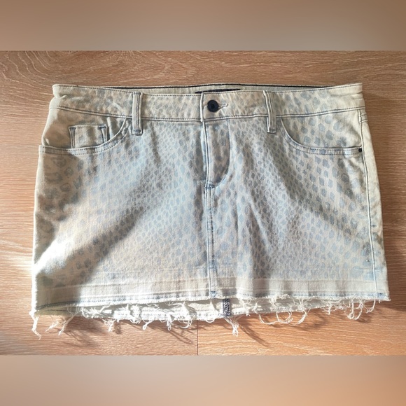 Guess Animal Print Cut-Off Denim Mini Skirt - Size 32 - Picture 2 of 7